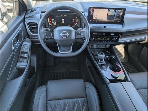 Used 2025 Nissan Rogue Platinum w/ Platinum Premium Package image 8