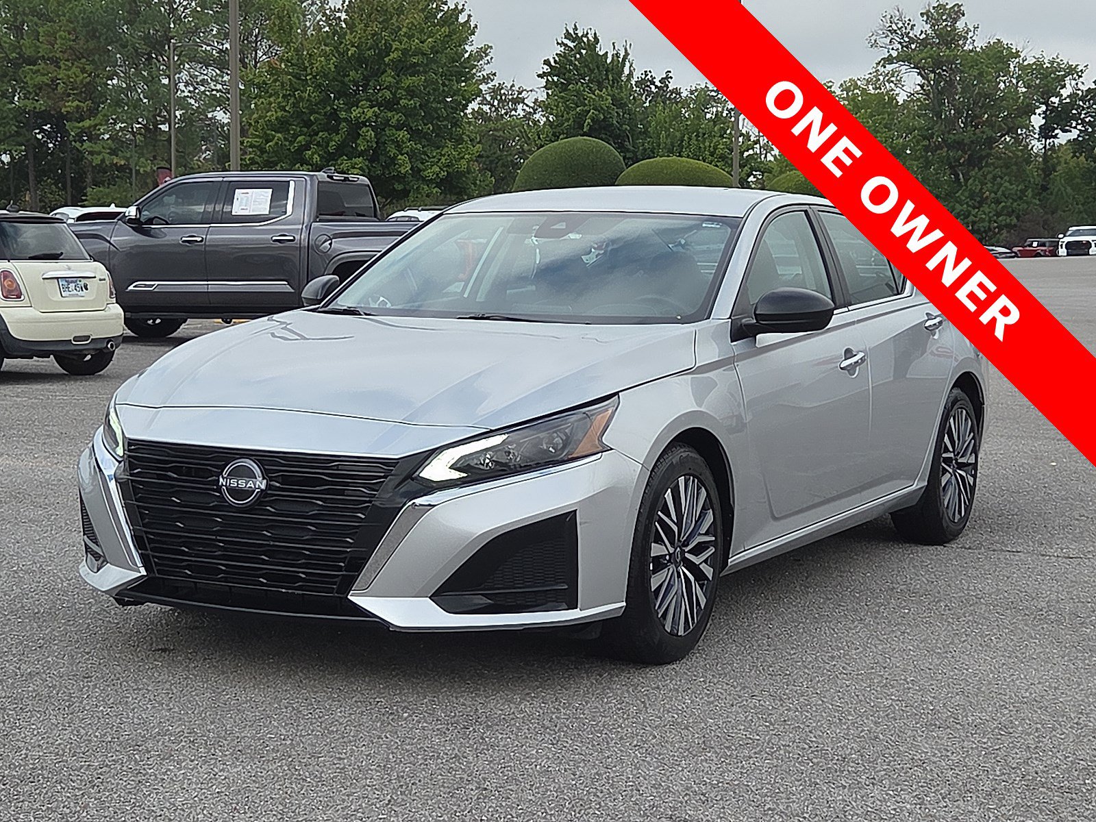 Used 2025 Nissan Altima 2.5 SV FWD image 2