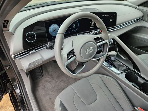 Used 2025 Hyundai Elantra SEL image 16