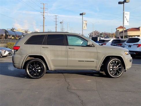 Used 2021 Jeep Grand Cherokee Laredo X image 4