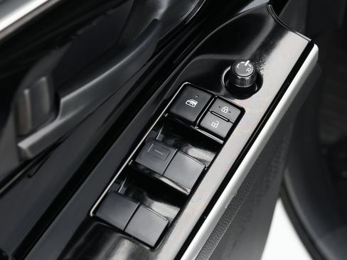 Used 2025 Toyota bZ4X XLE image 28