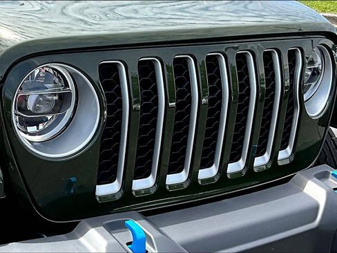 Used 2022 Jeep Wrangler Unlimited Sahara w/ Cold Weather Group AWD/4WD image 32