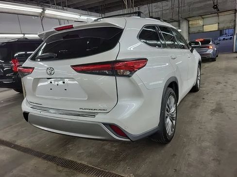 Used 2020 Toyota Highlander Platinum AWD/4WD image 2