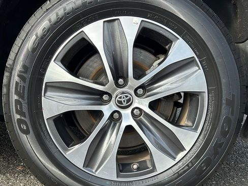 Certified 2024 Toyota Highlander XLE image 29