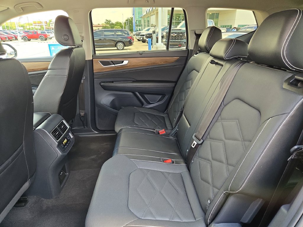 Used 2025 Volkswagen Atlas SE FWD image 14