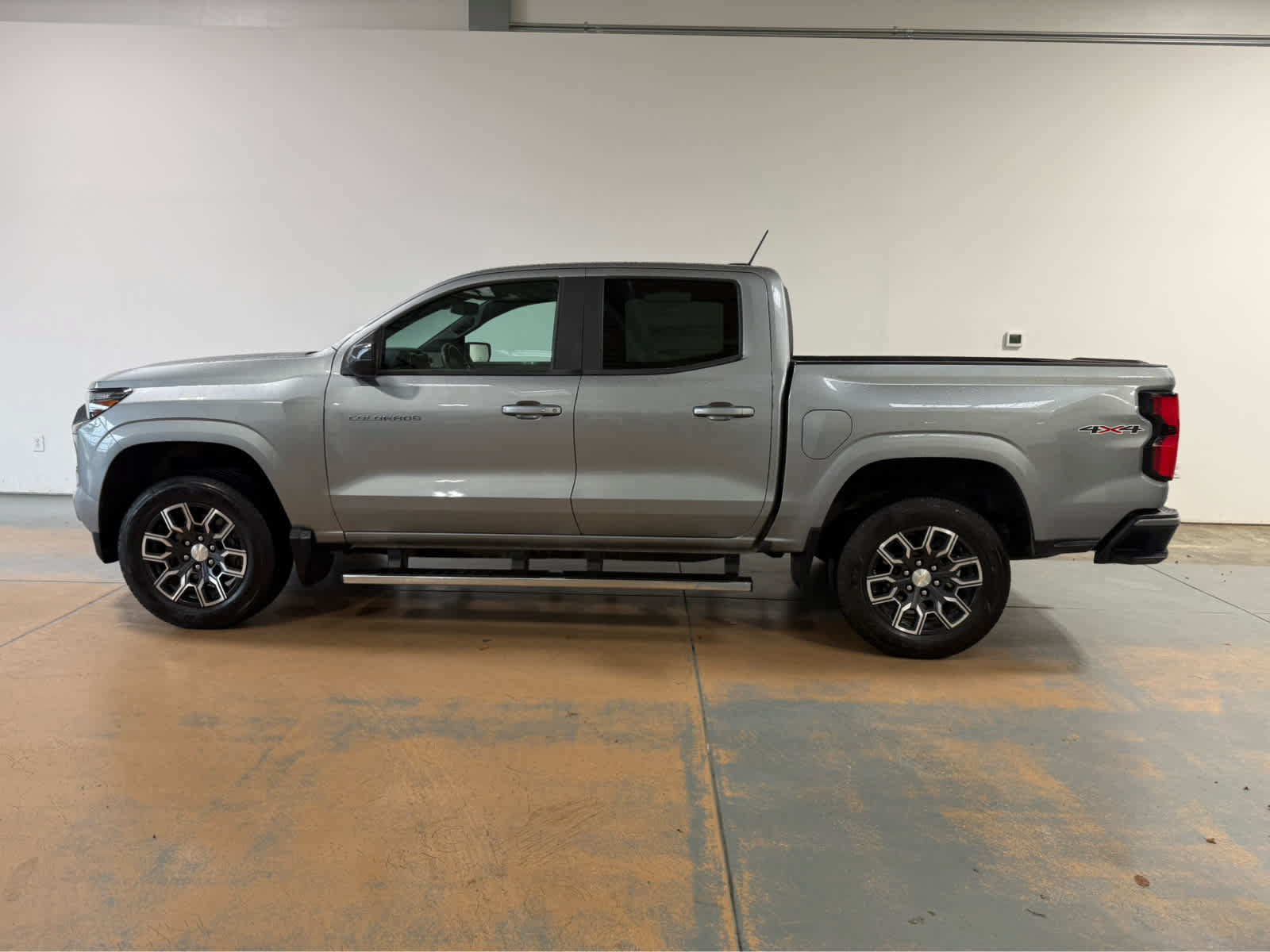 Used 2024 Chevrolet Colorado LT w/ LT Convenience Package III AWD/4WD image 2
