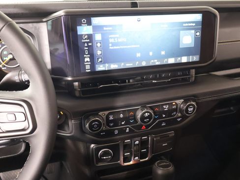 Used 2025 Jeep Gladiator Sport AWD/4WD image 5