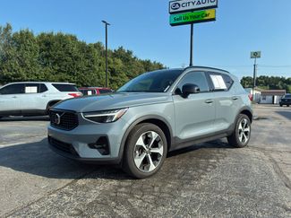 Used 2023 Volvo XC40 B4 Ultimate FWD video 1
