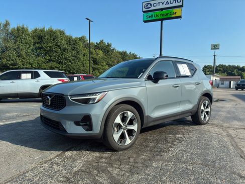 Used 2023 Volvo XC40 B4 Ultimate FWD image 1