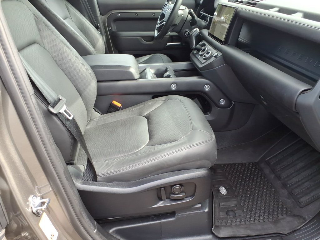 Used 2025 Land Rover Defender 110 X-Dynamic SE AWD/4WD image 9