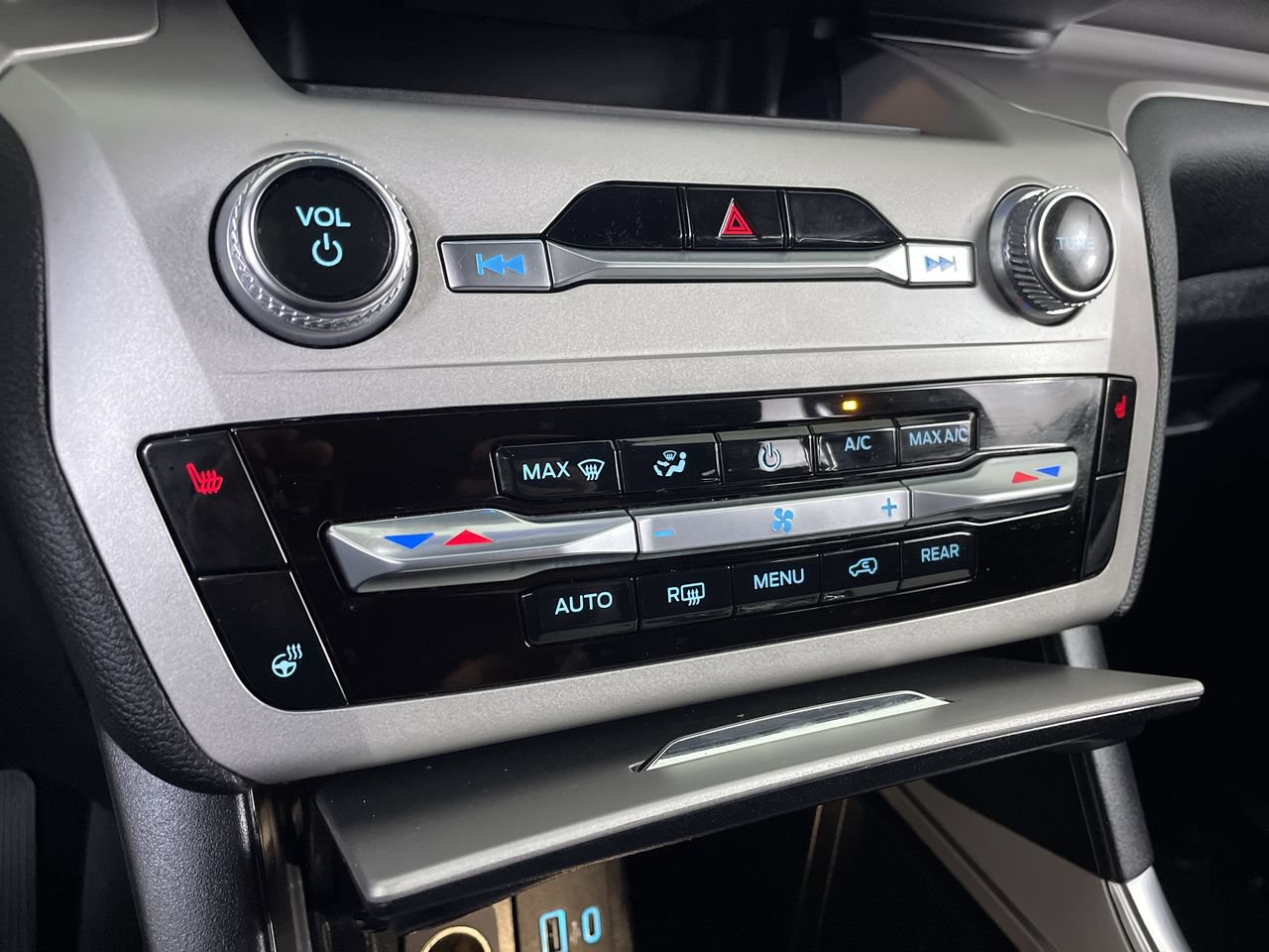 Used 2022 Ford Explorer XLT w/ Equipment Group 202A AWD/4WD image 19