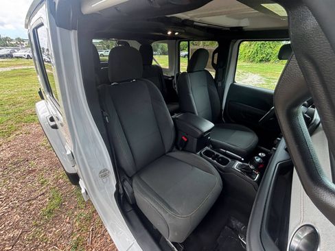 Used 2025 Jeep Wrangler Unlimited Sahara AWD/4WD image 37