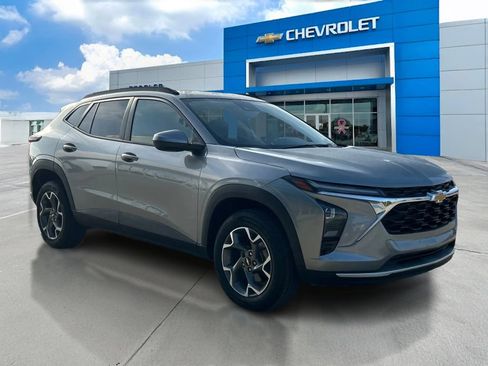 Used 2026 Chevrolet Trax LT FWD image 3