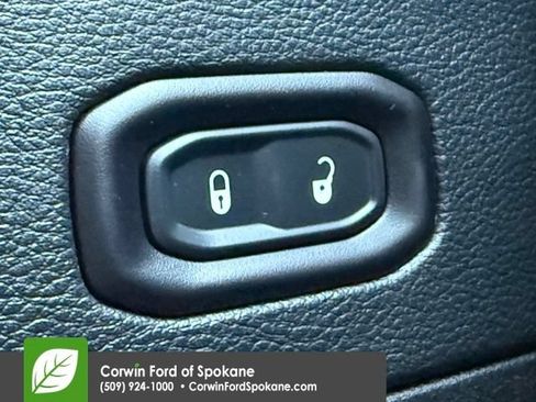 Used 2018 Jeep Wrangler Unlimited Sahara w/ Safety Group AWD/4WD image 19