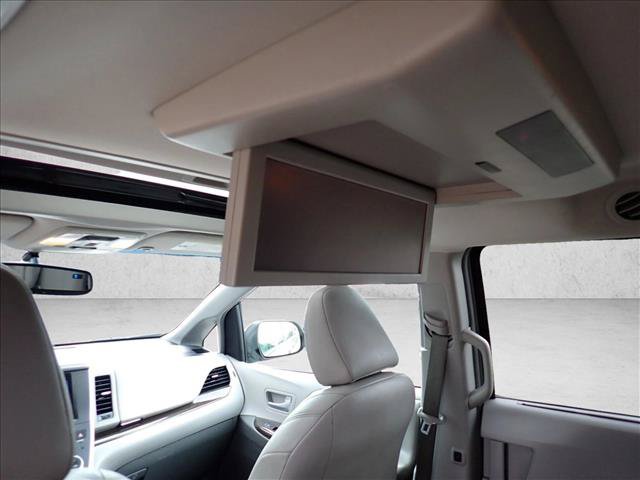 Used 2017 Toyota Sienna XLE Premium w/ Protection Package FWD image 11