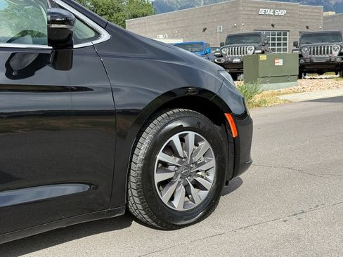 Used 2024 Chrysler Pacifica Limited FWD image 7