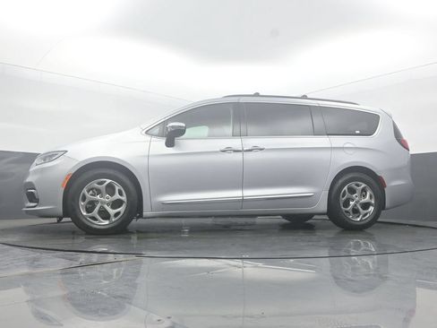 Used 2023 Chrysler Pacifica Limited FWD image 45