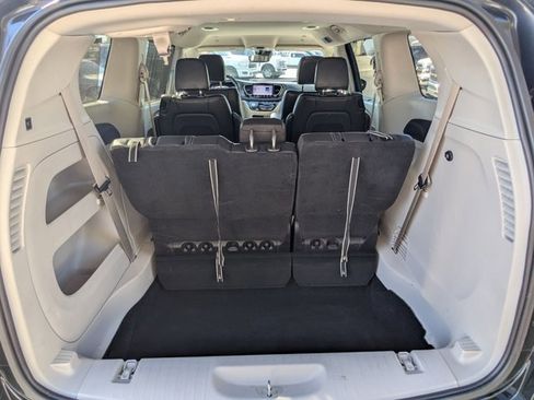 Used 2022 Chrysler Pacifica Touring-L image 6
