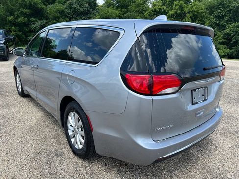 Used 2019 Chrysler Pacifica Touring Plus w/ Cold Weather Group FWD image 5