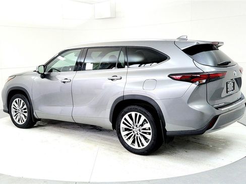 New 2026 Toyota Highlander Platinum image 4