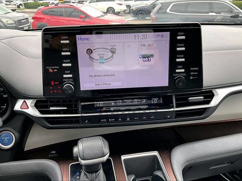 Used 2023 Toyota Sienna XLE FWD image 8