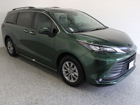 Used 2026 Toyota Sienna XLE FWD image 4