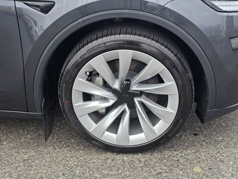 Used 2026 Tesla Model Y AWD image 9