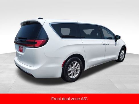 Used 2024 Chrysler Pacifica Touring-L image 6