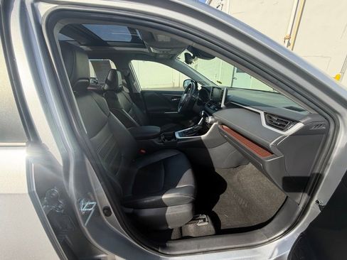 Used 2021 Toyota RAV4 Limited image 18