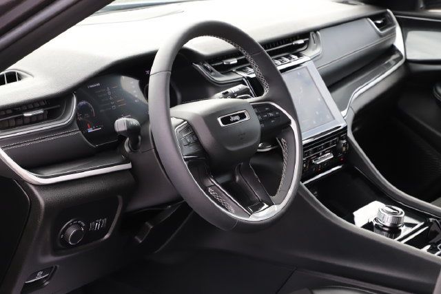 Used 2023 Jeep Grand Cherokee L Laredo AWD/4WD image 10