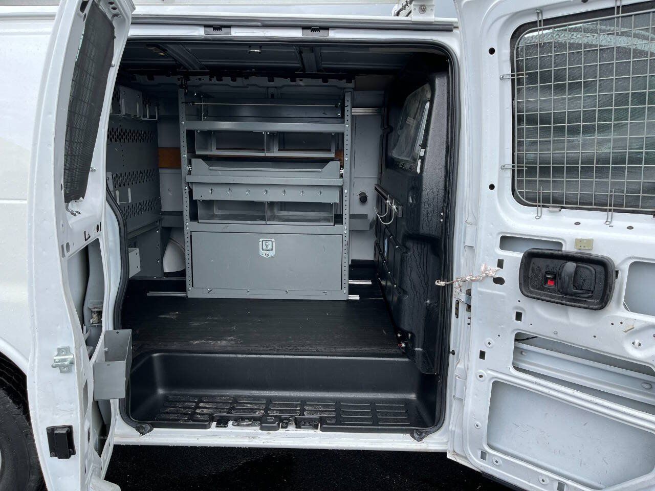 Used 2018 Chevrolet Express 2500 w/ Driver Convenience Package RWD image 18