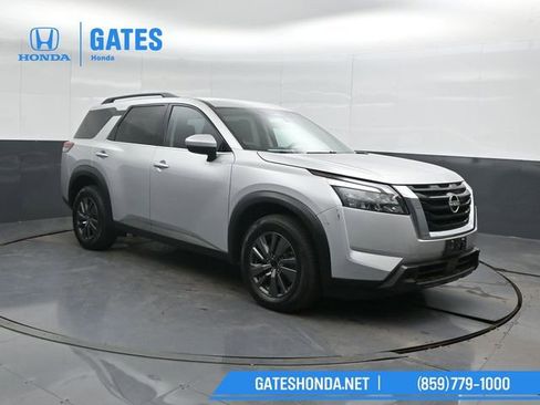 Used 2023 Nissan Pathfinder SV image 4