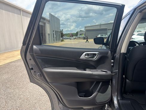 Used 2019 Nissan Pathfinder S FWD image 12