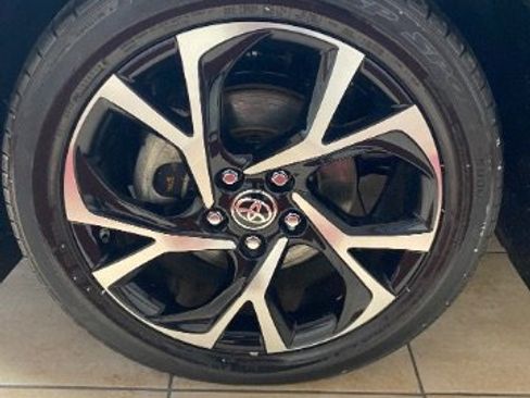 Used 2020 Toyota C-HR XLE image 34