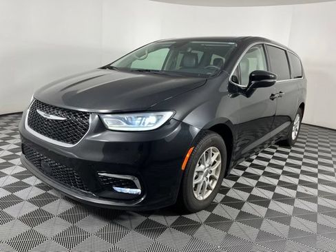 Used 2023 Chrysler Pacifica Touring-L FWD image 6