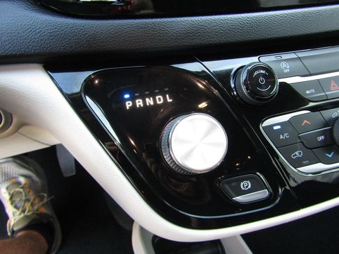 Used 2022 Chrysler Voyager LX FWD image 18