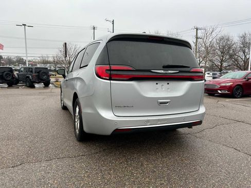 Certified 2024 Chrysler Pacifica Touring-L image 22