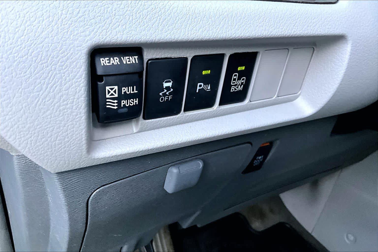 Used 2016 Toyota Sienna XLE w/ XLE Navigation Package AWD/4WD image 32