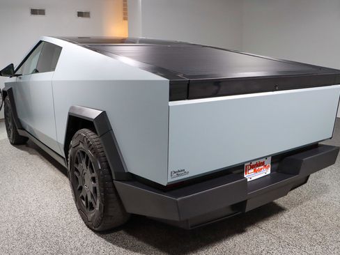 Used 2024 Tesla Cybertruck AWD Crew Cab image 9