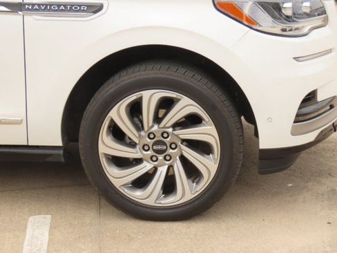 Used 2024 Lincoln Navigator Premiere AWD/4WD image 7