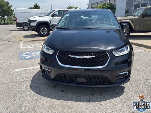 Used 2024 Chrysler Pacifica Touring-L FWD image 10