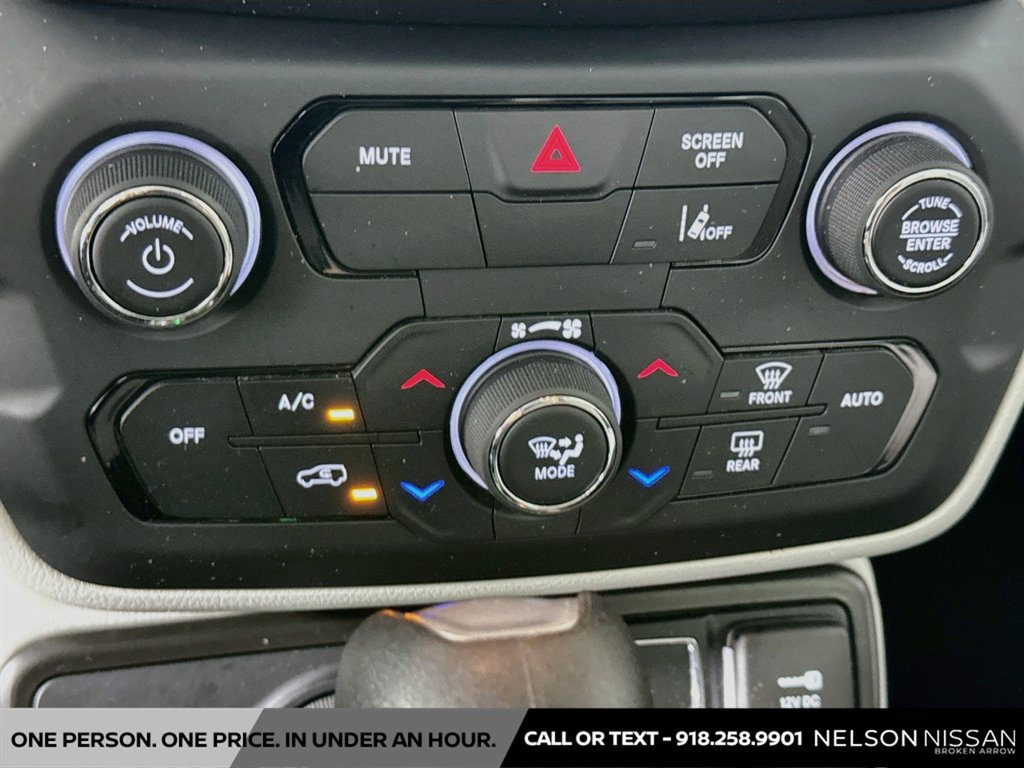 Used 2022 Jeep Renegade Latitude w/ Convenience Group AWD/4WD image 16