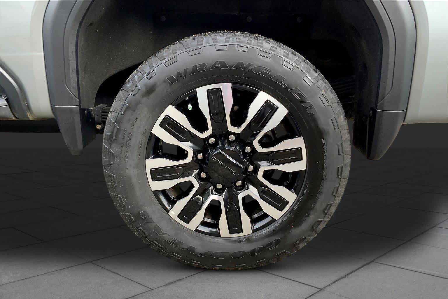 Used 2024 GMC Sierra 2500 Denali Ultimate AWD/4WD image 17