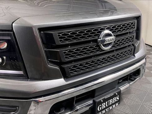 Used 2021 Nissan Titan SV AWD/4WD image 32