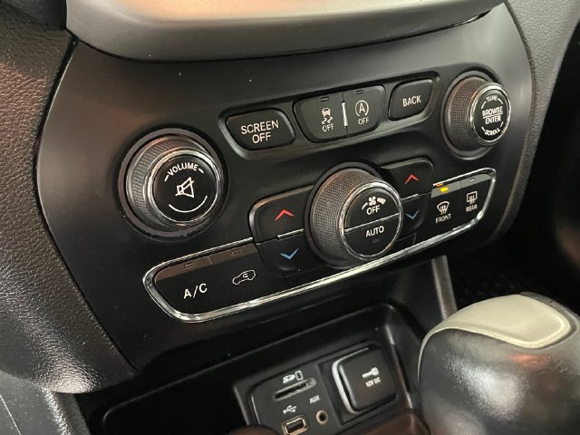 Used 2017 Jeep Cherokee Trailhawk w/ Comfort/Convenience Group AWD/4WD image 10