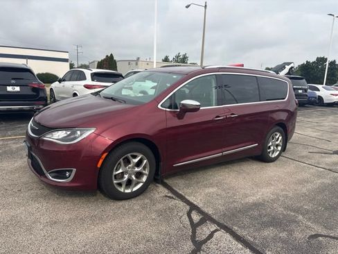 Used 2017 Chrysler Pacifica Limited FWD image 3