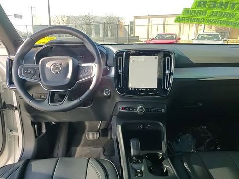 Used 2025 Volvo XC40 B5 Core image 12