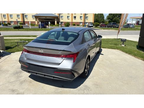 Used 2025 Hyundai Elantra SEL FWD image 5