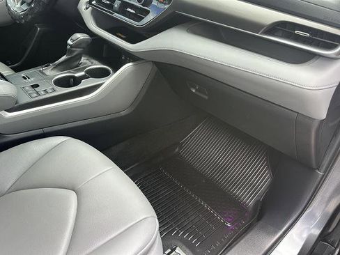 Used 2023 Toyota Highlander XLE FWD image 11
