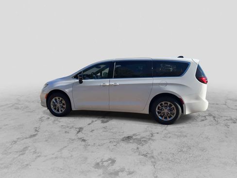 New 2026 Chrysler Pacifica Select image 5